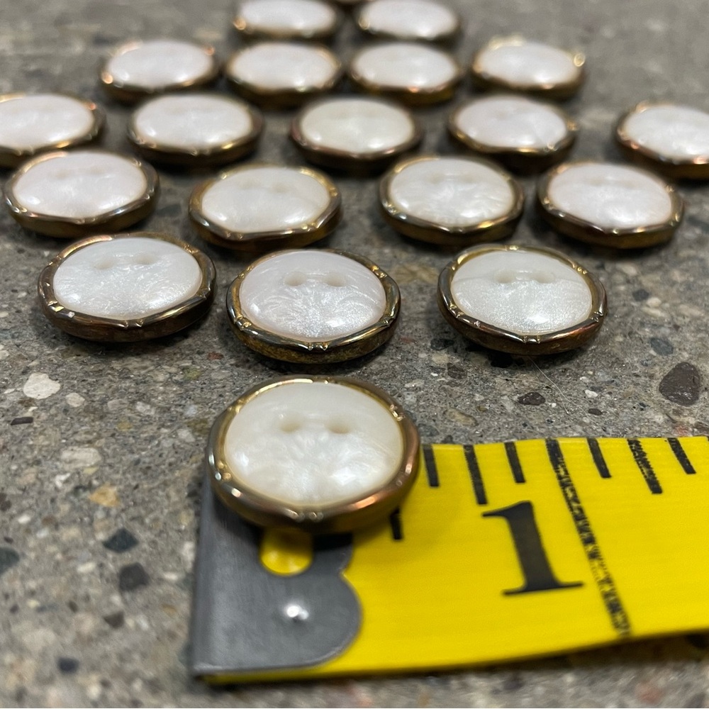 20 piece Vintage Pearl Gold Trim Sewing Buttons Lot - Picture 9 of 10